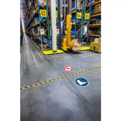 Pittogramma adesivo – da terra – “Calzature di sicurezza obbligatorie” – diametro 43 cm –